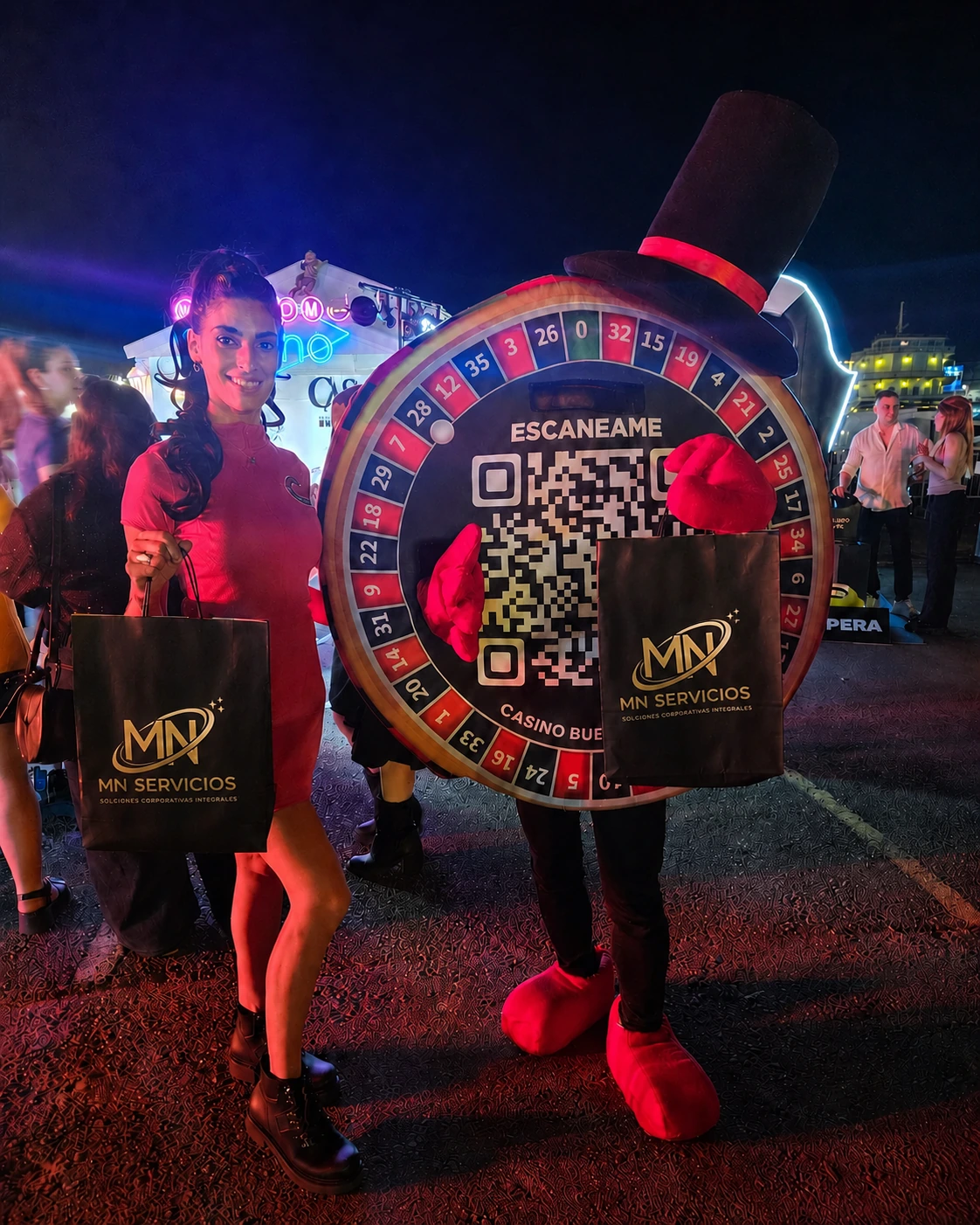 Acción promocional en un evento con activación temática y entrega de bolsas institucionales