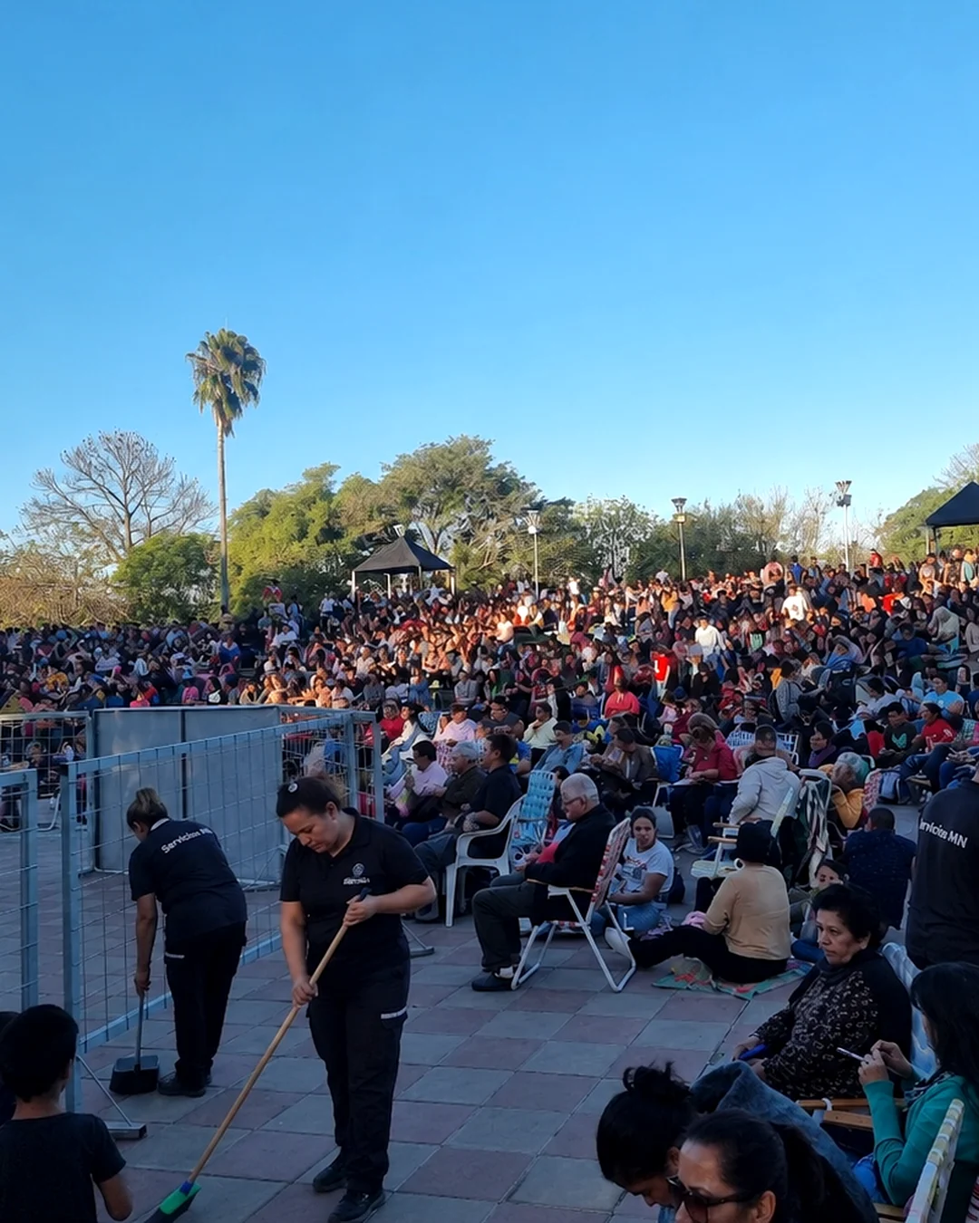 Personal de MN Servicios trabajando en un evento con gran concurrencia de público
