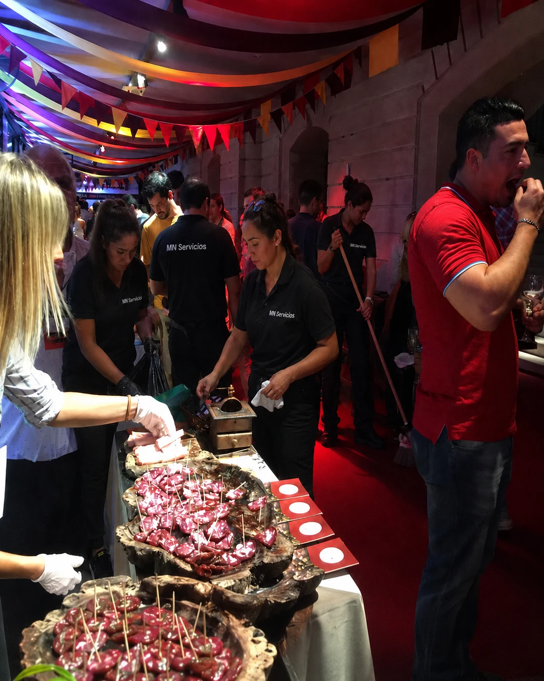 Equipo de MN Servicios brindando apoyo operativo y limpieza en un salón con asistentes